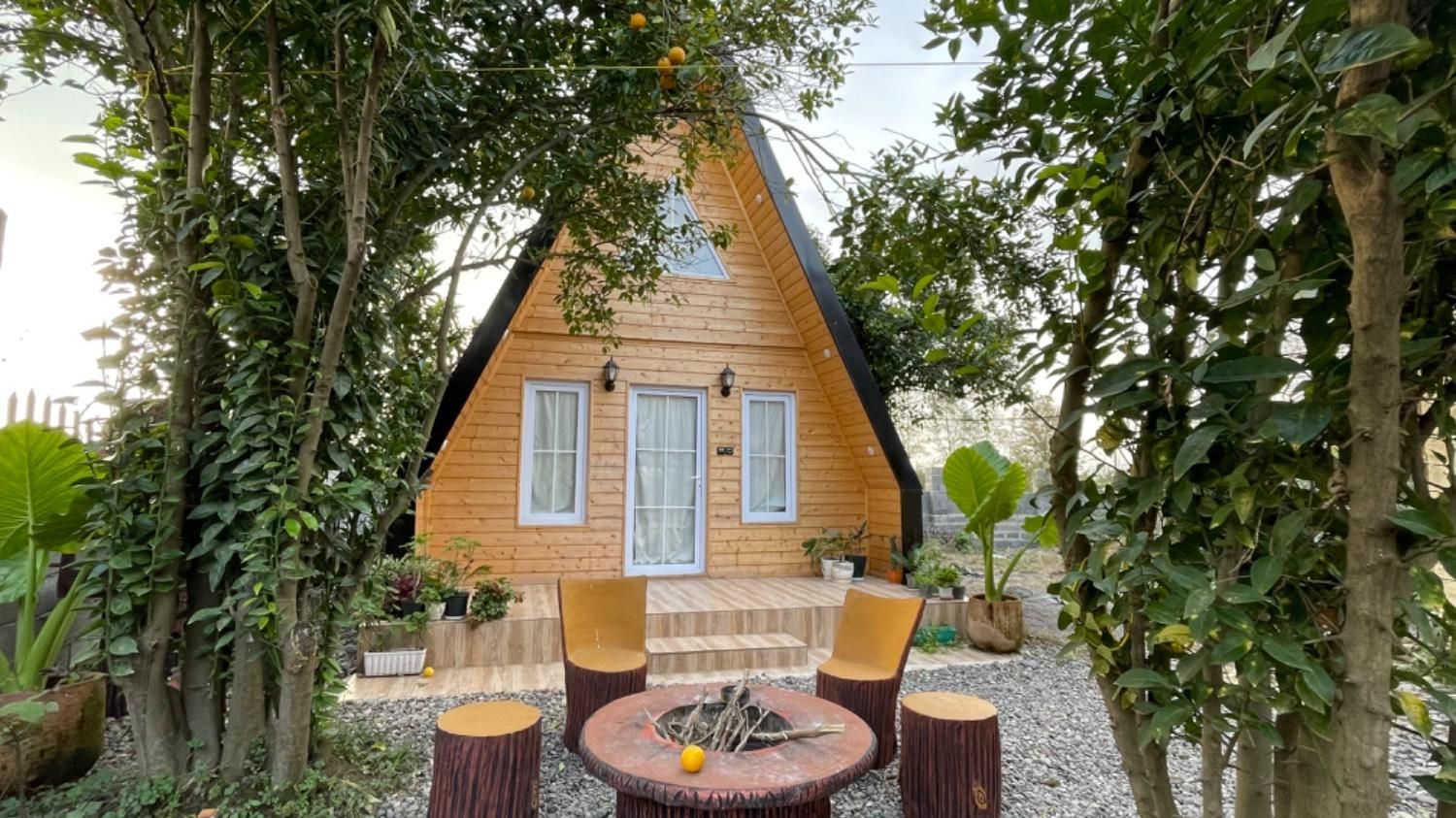 کلبه سوئیسی جکوزی دارِ گیله سو(با صبحانه رایگان)|اجارهٔ کوتاه‌مدت ویلا و باغ|کوچصفهان, |دیوار