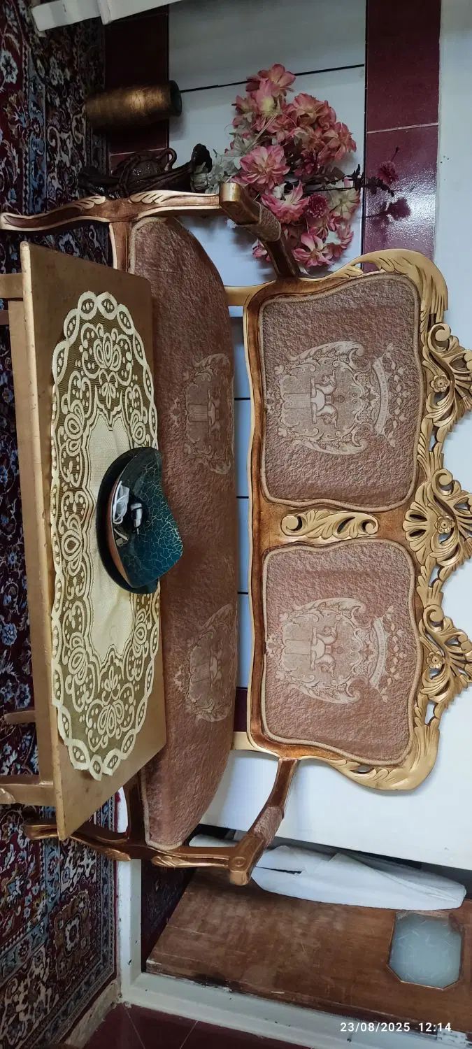 مبل ۸ نفره سلطنتی به علاوه ۳ میز عسلی و میز بزرگ|مبلمان خانگی و میز عسلی|الیگودرز, |دیوار