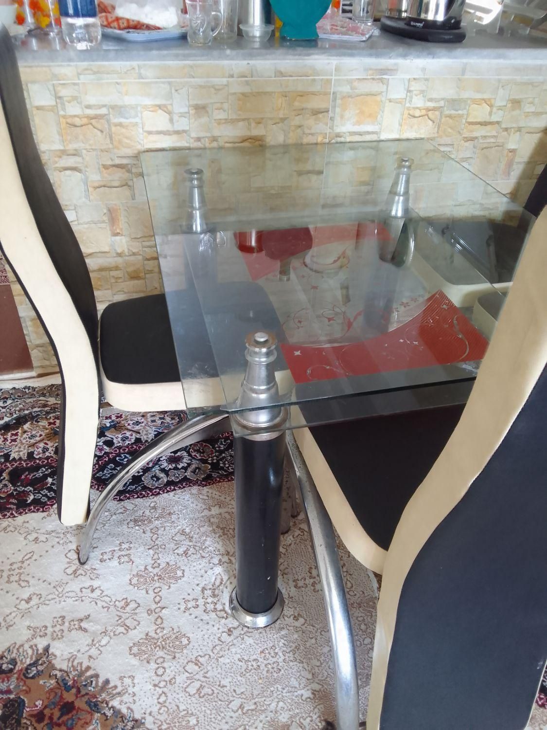 میز غذا خوری چهار نفره باچهار صندلی فلزی محکم فوری|میز و صندلی غذاخوری|اردبیل, |دیوار