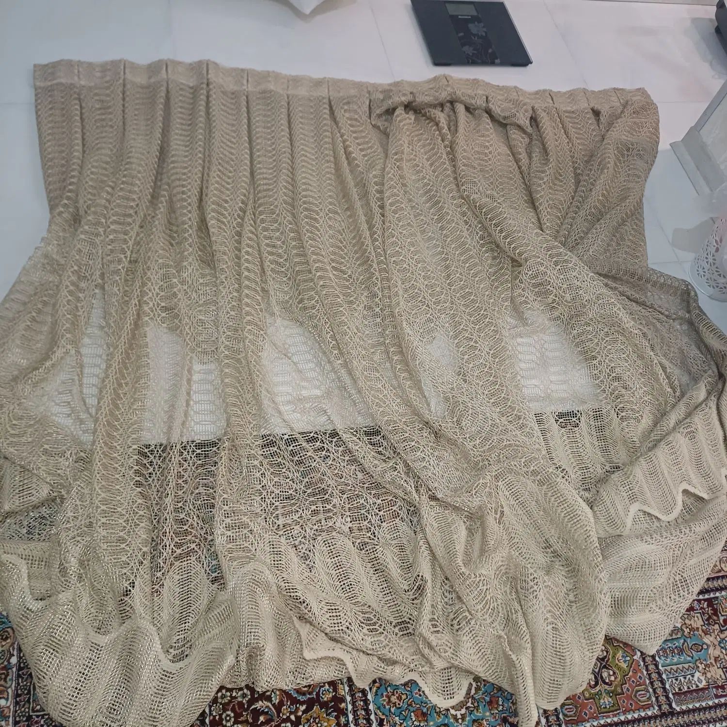 پرده گیپور ارتفاع ۲مترونیم بوده تازدم قیچی نخورده|پرده، رانر، رومیزی|تهران, شیوا|دیوار