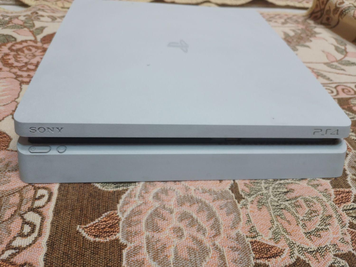 PS4 ۵۰۰ سفید درحد نو به همراه دو دسته ی درحد نو|کنسول، بازی ویدئویی و آنلاین|تهران, صاحب الزمان|دیوار