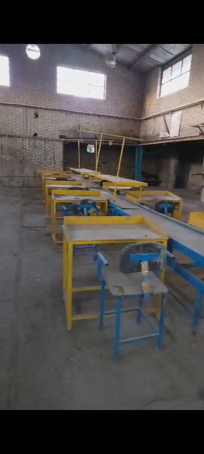 خط مونتاژ ۱۲ متری با ۱۲ عدد میز و ۱۲ عدد صندلی|ماشین‌آلات صنعتی|اشتهارد, |دیوار