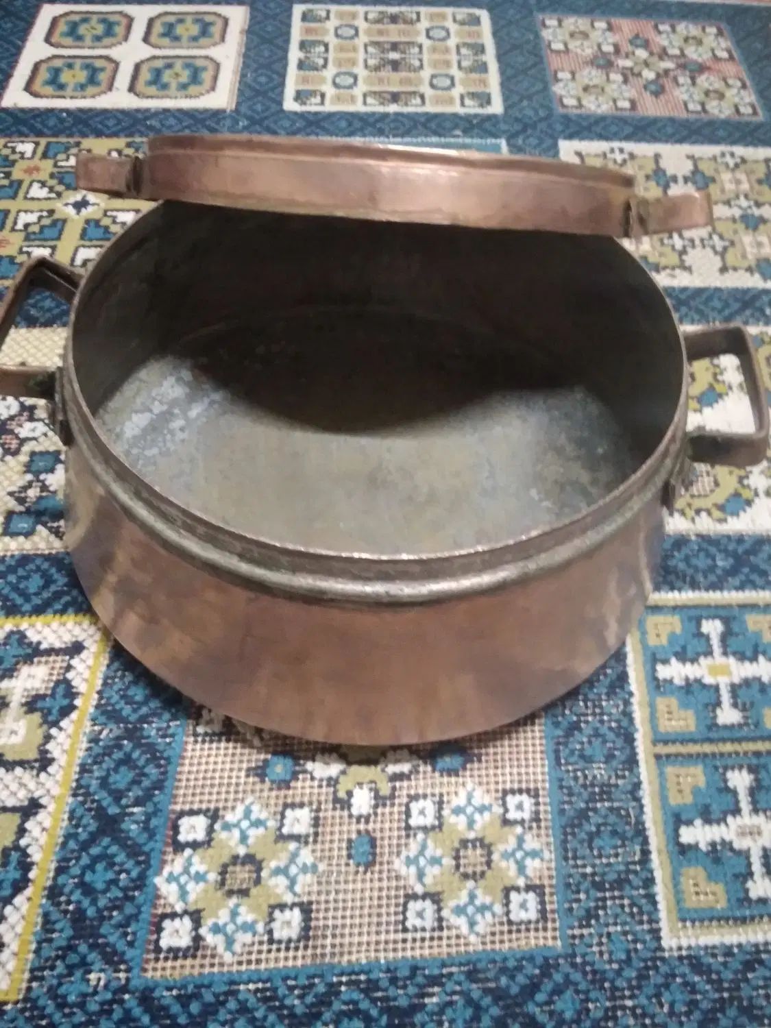 دیگ‌مسی‌قدیمی‌|ظروف پخت‌وپز|رشت, دروازه لاکان|دیوار