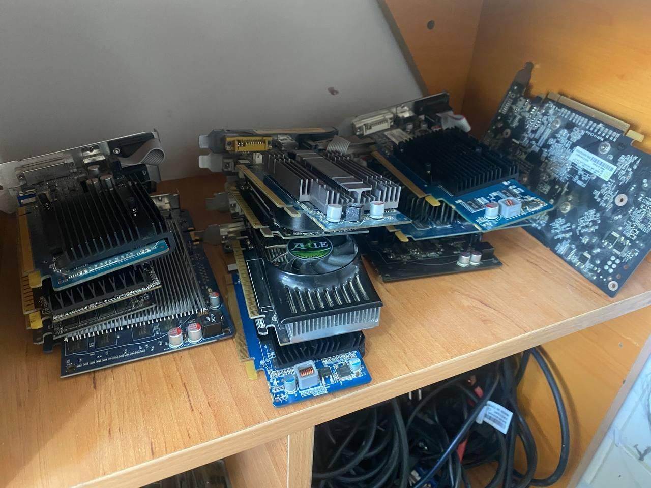 گرافیک  1 گیگ و 512 DDR3|قطعات و لوازم جانبی رایانه|شیراز, آزادگان|دیوار