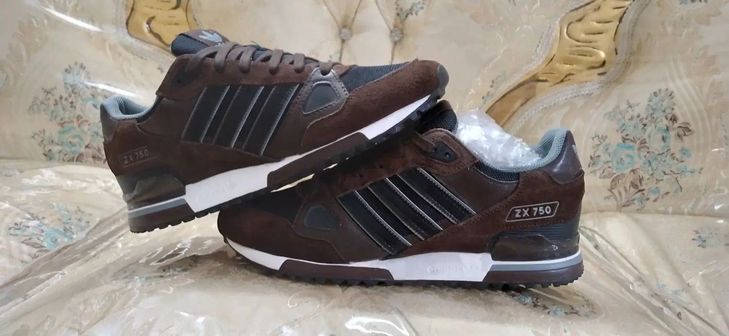 کتونی اورجینال آدیداس ZX750 چرم درحداکبند سایز ۴۴|کیف، کفش، کمربند|تهران, شکوفه (عبدل آباد)|دیوار