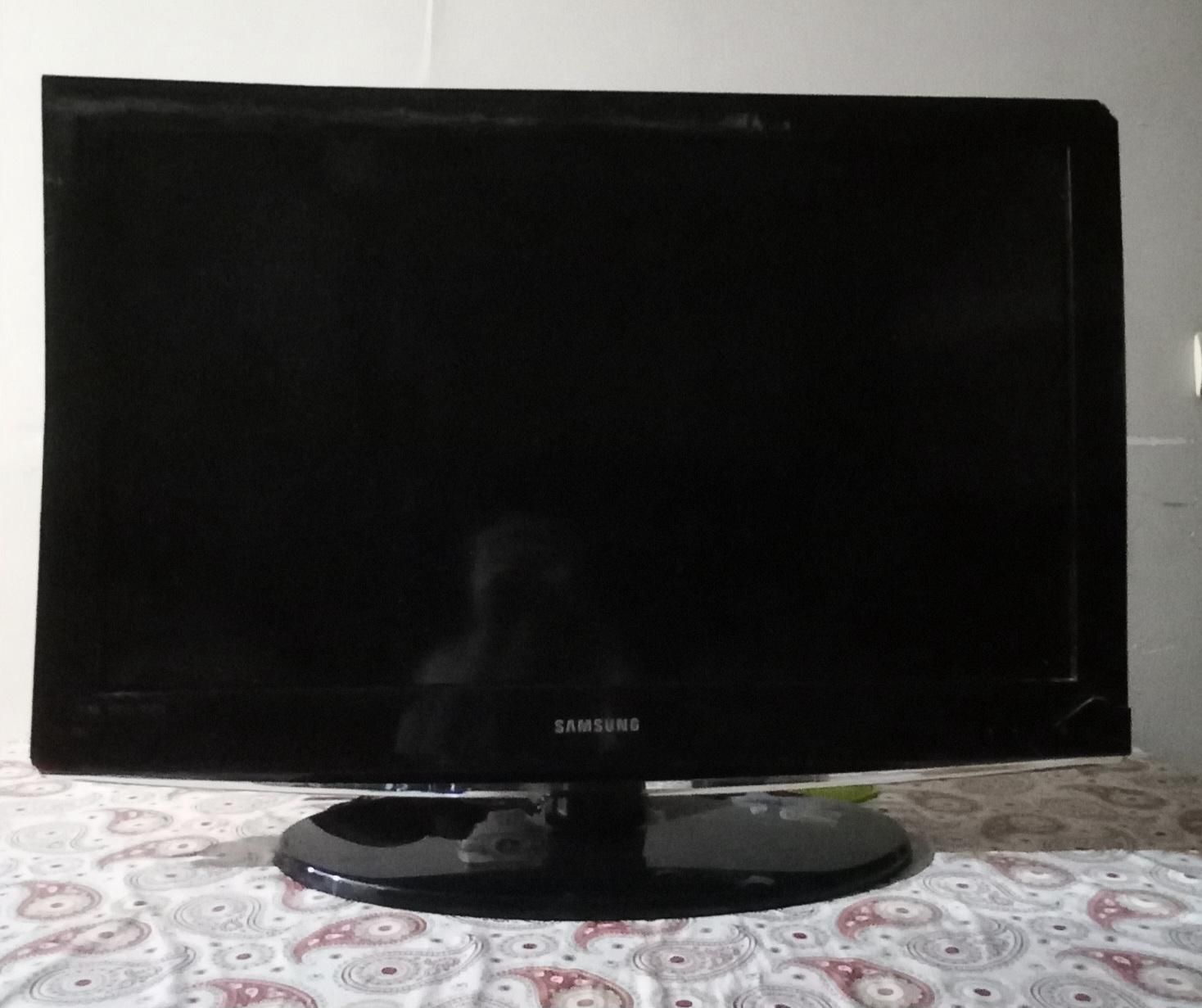 تلویزیون سامسونگ ال سی دی شکسته|تلویزیون و پروژکتور|پرند, فاز ۵|دیوار