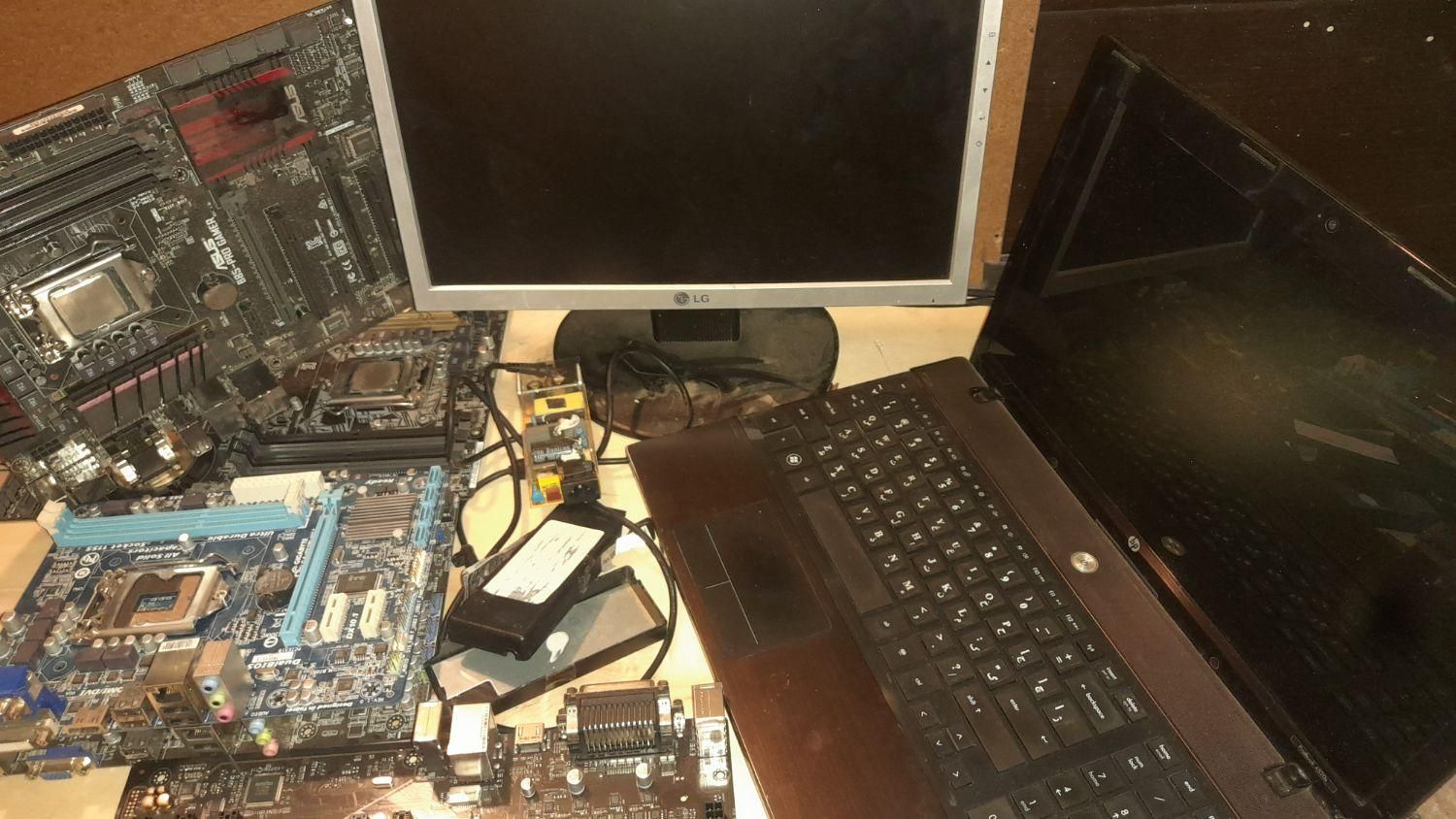 فروش و خریدار (کیس و مانیتور. )( سرور های قدیمی|عمده‌فروشی|تهران, ونک|دیوار