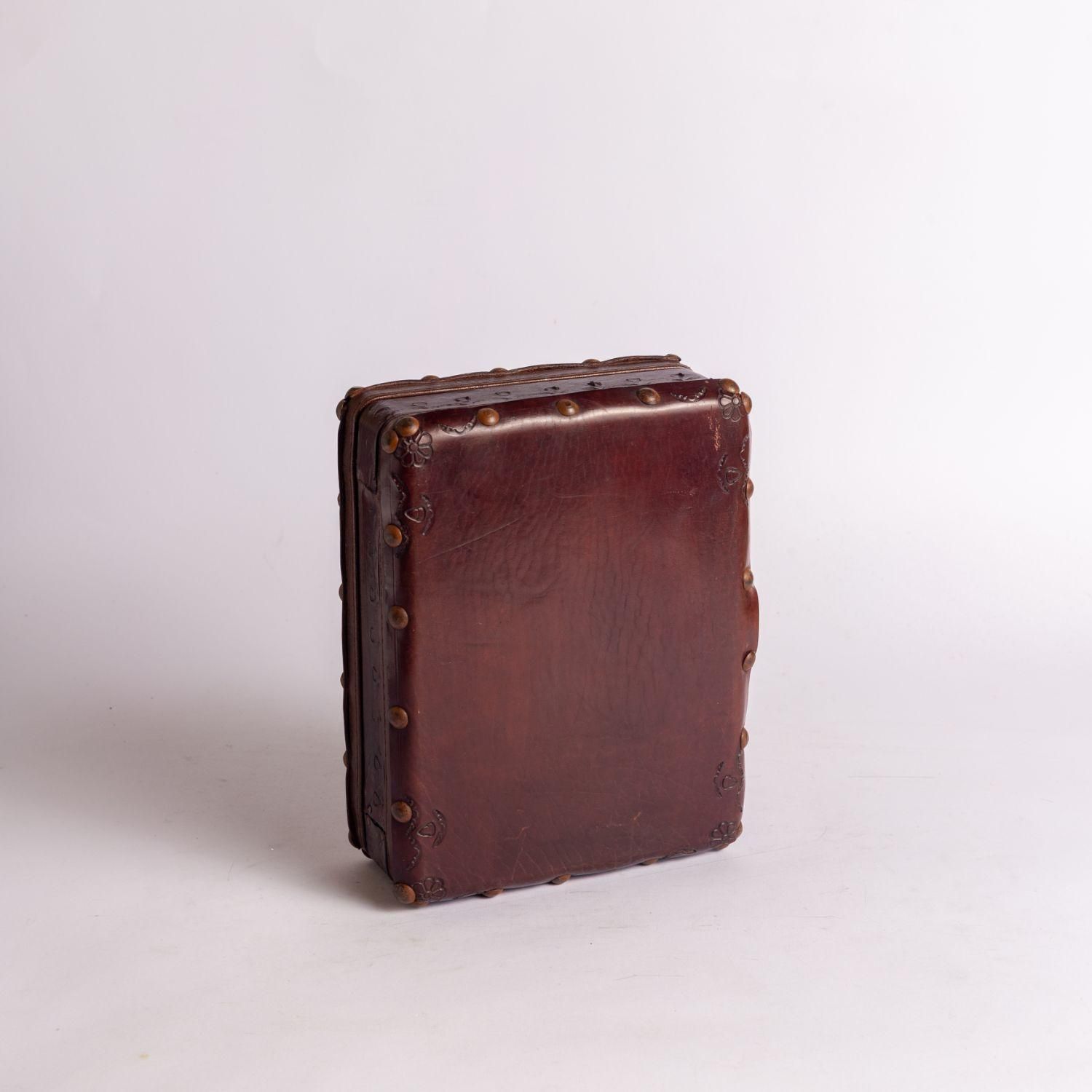 دیوان حافظ نفیس تمام چرم قلمکاری(۲/۲۲)    فخررازی|کتاب و مجله ادبی|تهران, بهارستان|دیوار