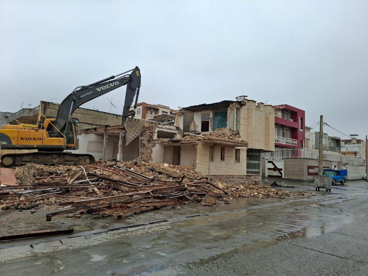 خاکبرداری بیل مکانیکی تخریب گودبرداری خاکریزی|خدمات حمل و نقل|سنندج, |دیوار