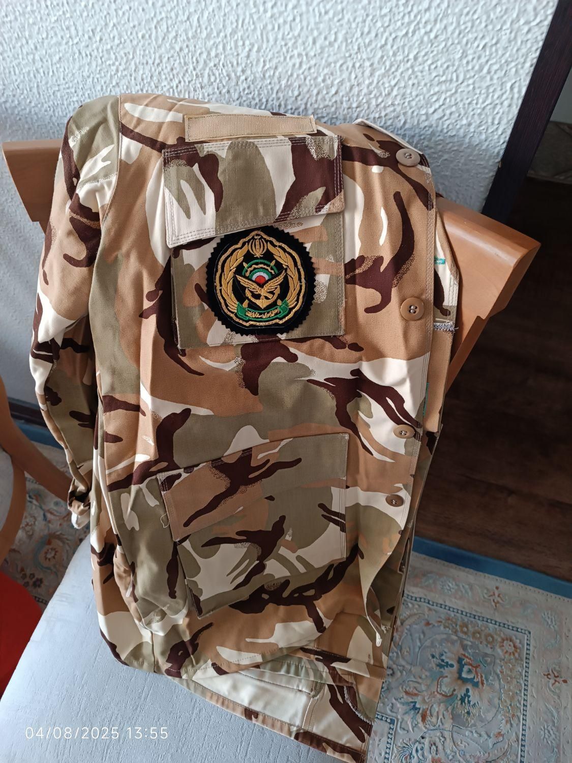 لباس نظامی با آرم و علائم|لباس|شاهین‌شهر, خانه کارگر|دیوار