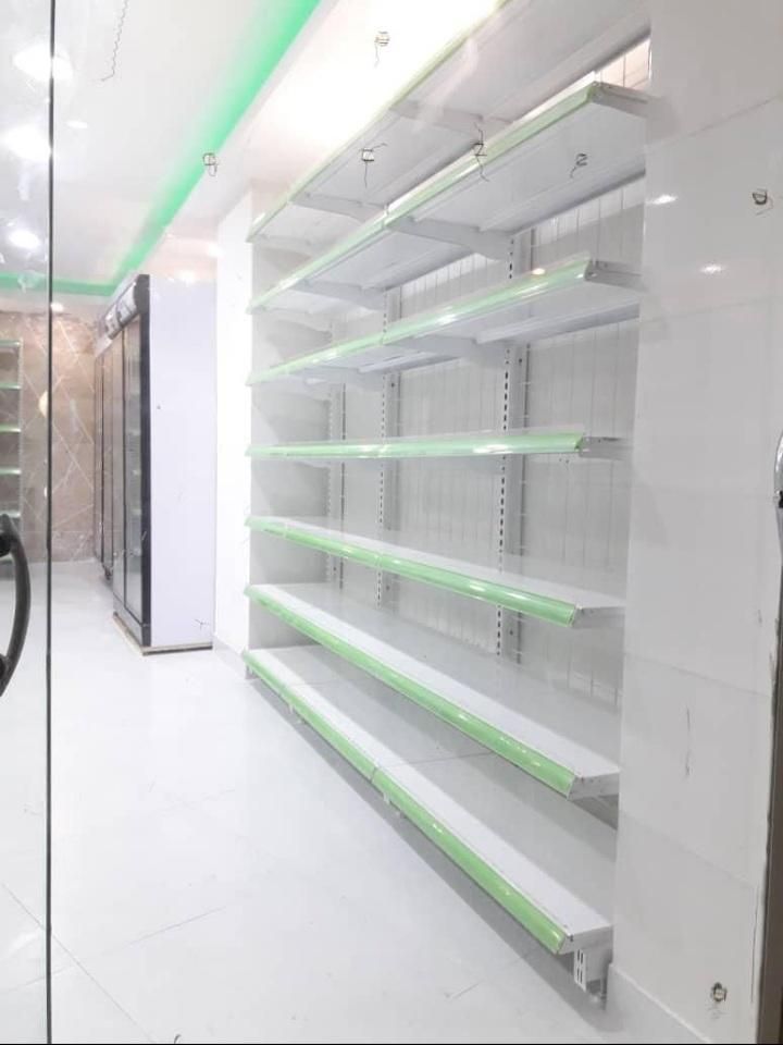 قفسه‌ی‌سا‌د‌ه‌و‌لیبل‌خو‌ر‌|فروشگاه و مغازه|پرند, |دیوار