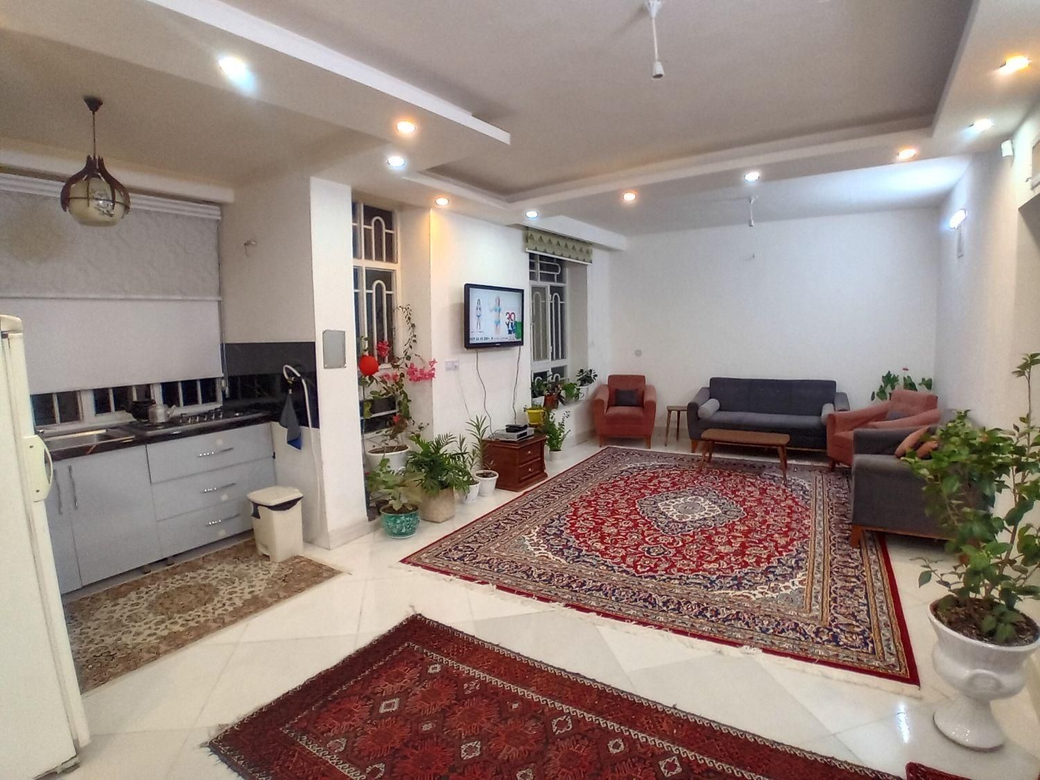 اجاره روزانه /هفتگی/باغ ویلا ۵۰۰ متری در شاندیز|اجارهٔ کوتاه‌مدت ویلا و باغ|مشهد, وکیل‌آباد|دیوار