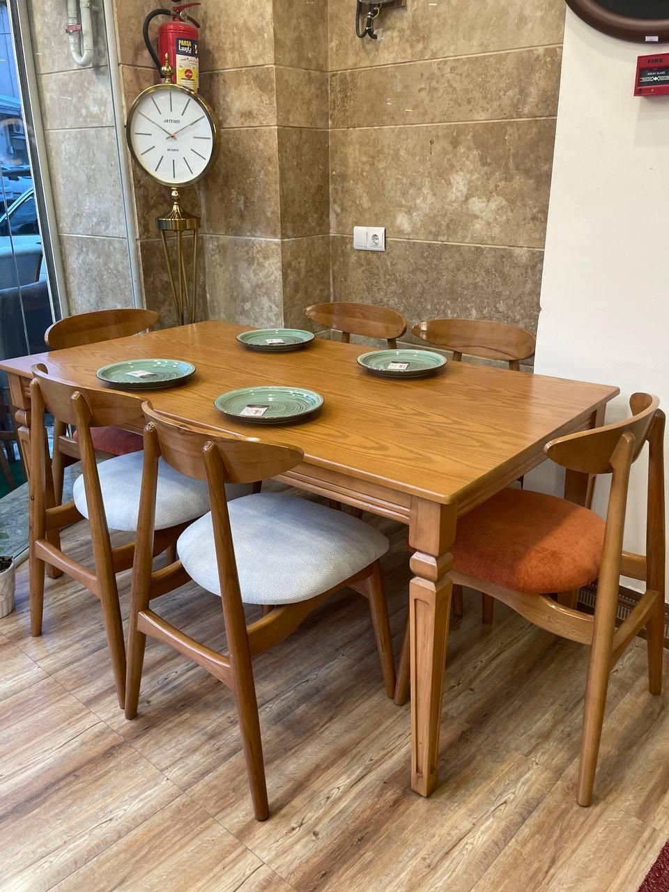 ناهار خوری تک دست ساز نگار|میز و صندلی غذاخوری|رشت, چله خانه|دیوار