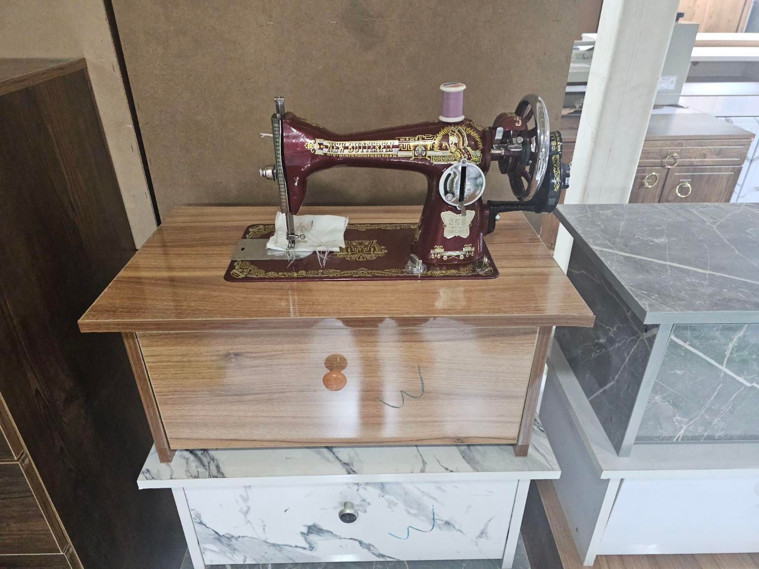 میز چرخ خیاطی نشسته|لوازم خیاطی و بافتنی|قشم, |دیوار