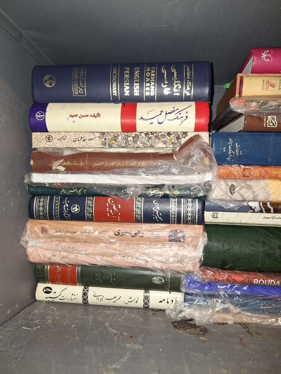 بیش از۲۵۰ کتاب ادبی وتاریخی ورمان اغلب نو میباشد|کتاب و مجله ادبی|گلپایگان, |دیوار