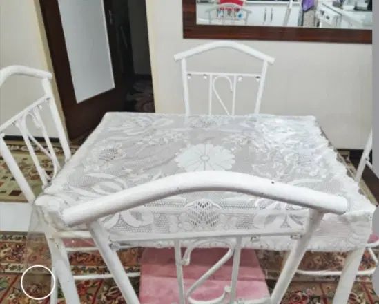 ی میز چهار نفره فرفرجه بهمراه میز آرایشی|میز و صندلی غذاخوری|شاهین‌شهر, دهخدا|دیوار