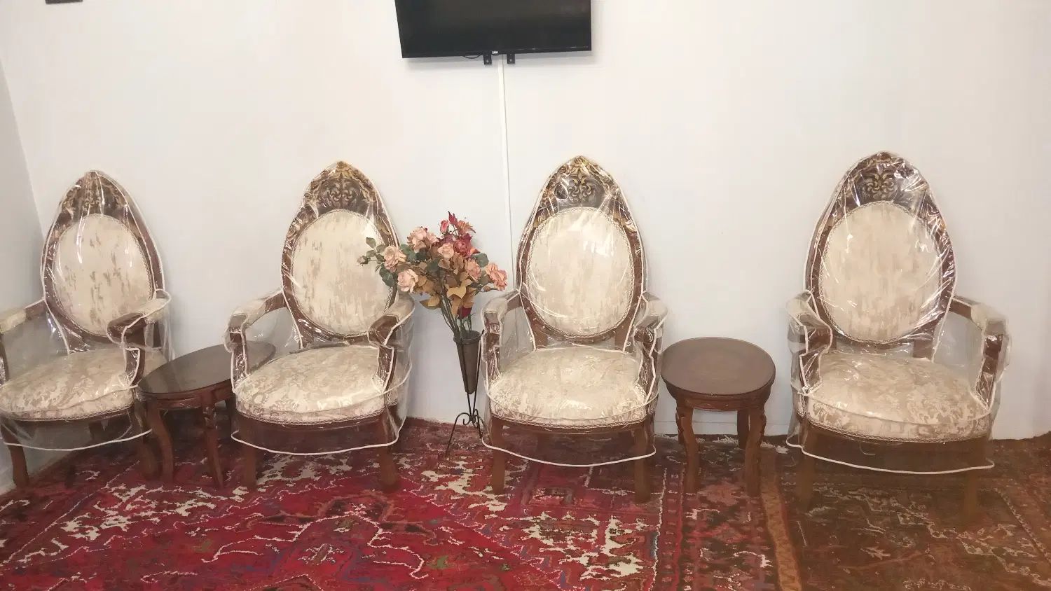 مبل ۹ نفره کاملا سالم و بی خط خش در حد نو با کاور|مبلمان خانگی و میز عسلی|تهران, هاشمی|دیوار