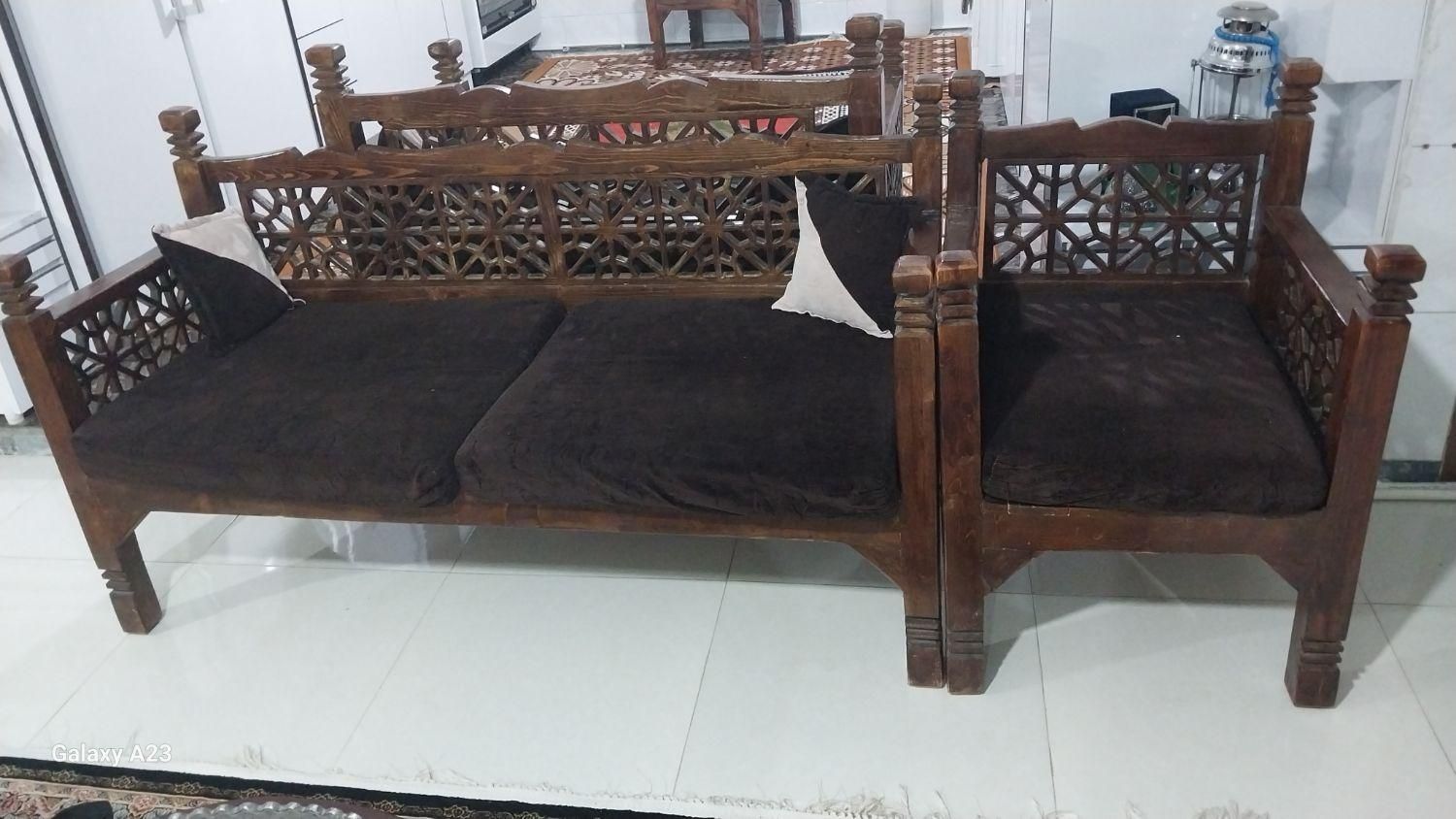 یک سری مبل چوبی اصل هفت نفره به فروش میردسد|مبلمان خانگی و میز عسلی|اسلام‌‌آباد غرب, |دیوار
