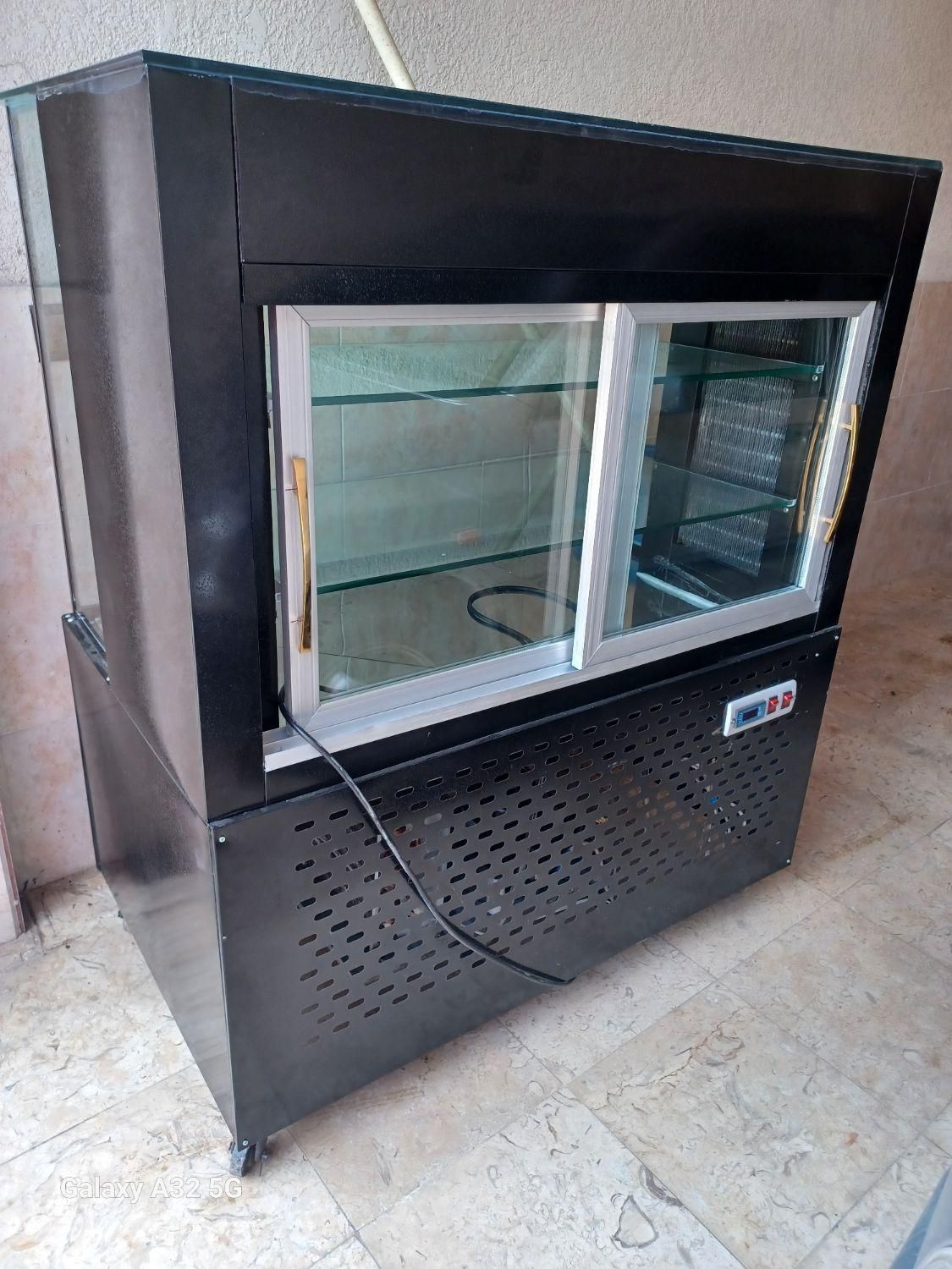 یخچال ویترینی بسیار شیک.فروش بصورت نقد اقساط|فروشگاه و مغازه|سیاهکل, |دیوار