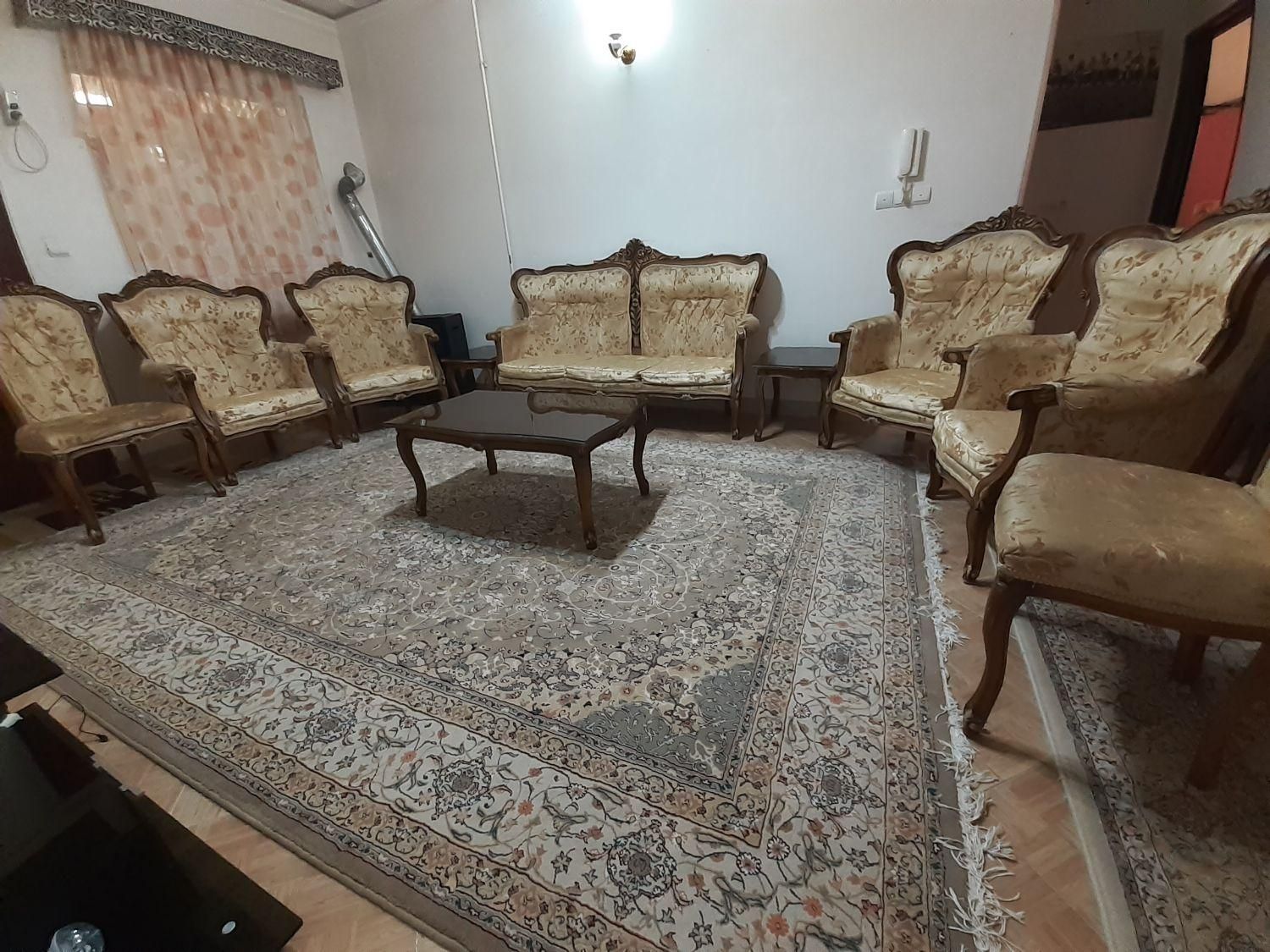 فروش مبل کلاسیک ۹ نفره و میزهای عسلی|مبلمان خانگی و میز عسلی|رشت, گیل|دیوار