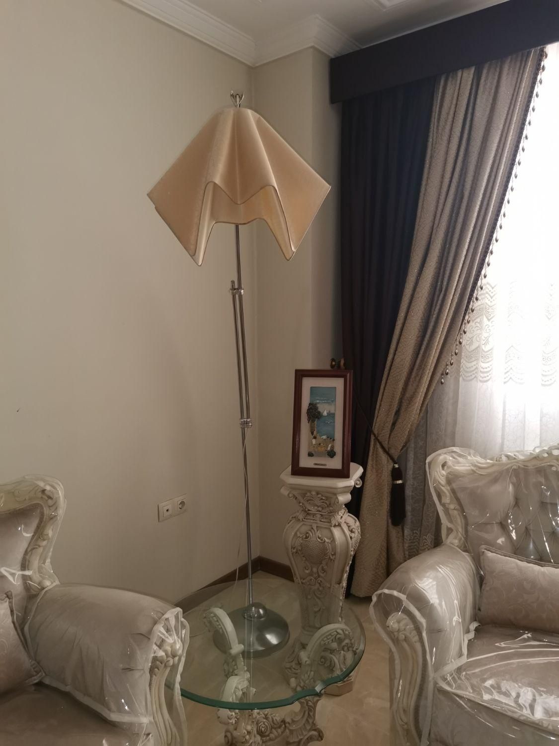 دو عدد آباژور هم شکل در حد نو پایه فلزی|چراغ خواب و آباژور|شیراز, کوهستان|دیوار