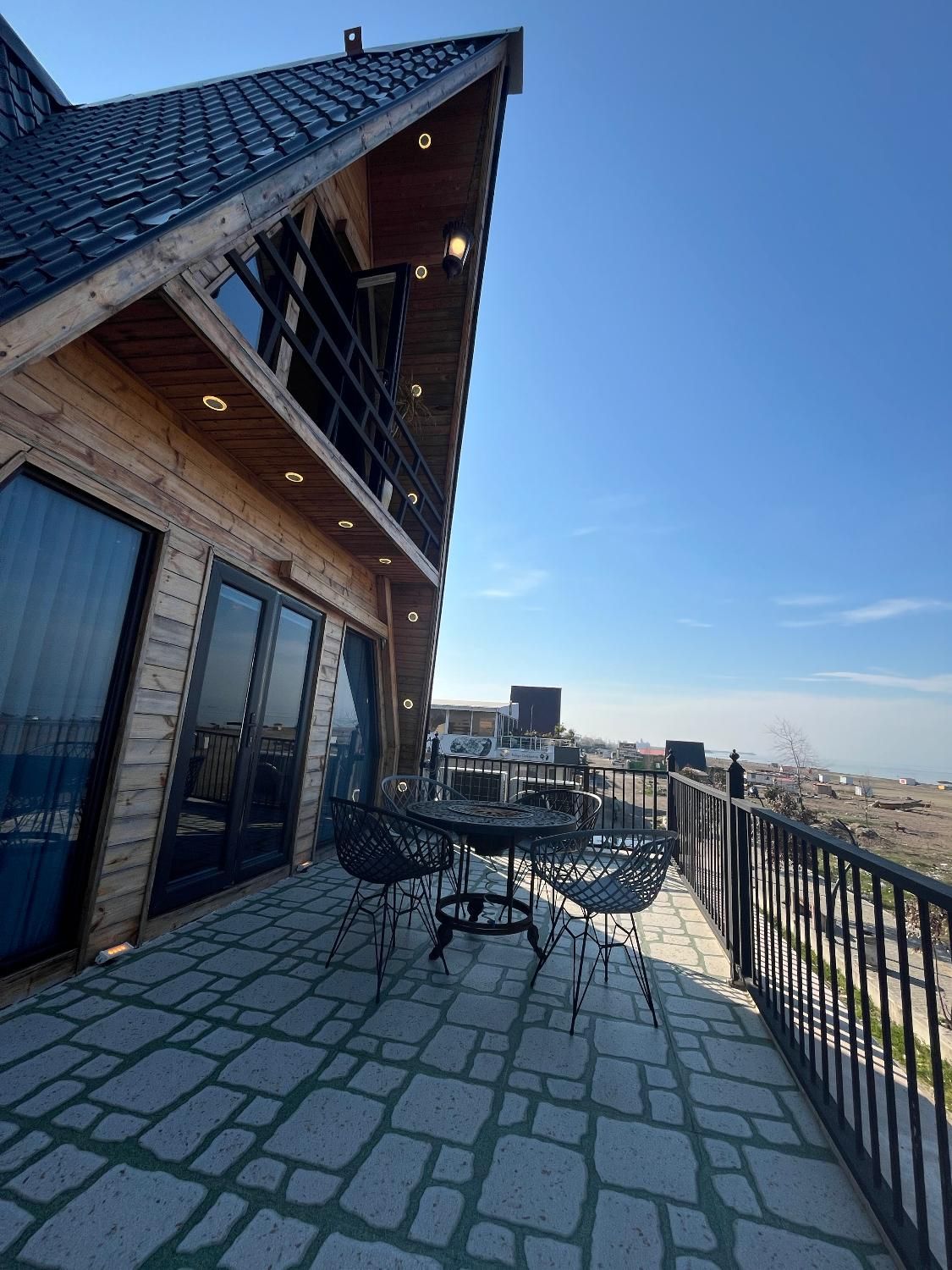 کلبه سویئسی رو به دریا با جکوزی دو نفره|اجارهٔ کوتاهمدت آپارتمان و سوئیت|بندر انزلی, اطبا|دیوار