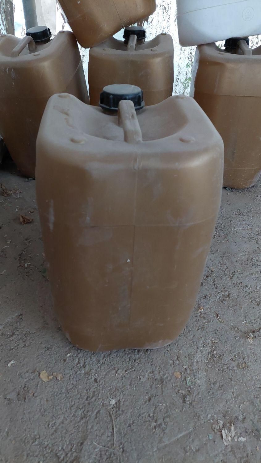 تعدادی بشکه|ظروف نگهدارنده، پلاستیکی، یکبارمصرف|پیشوا, |دیوار