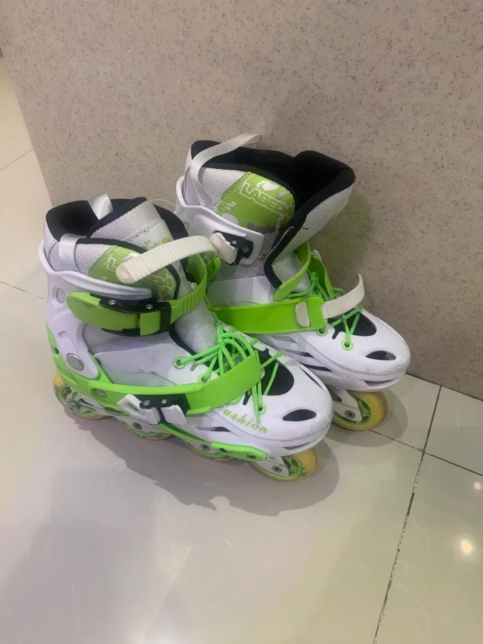 کفش اسکیت به همراه کیف و کلاه و لوازم ایمنی|دوچرخه، اسکیت، اسکوتر|تهران, زعفرانیه|دیوار