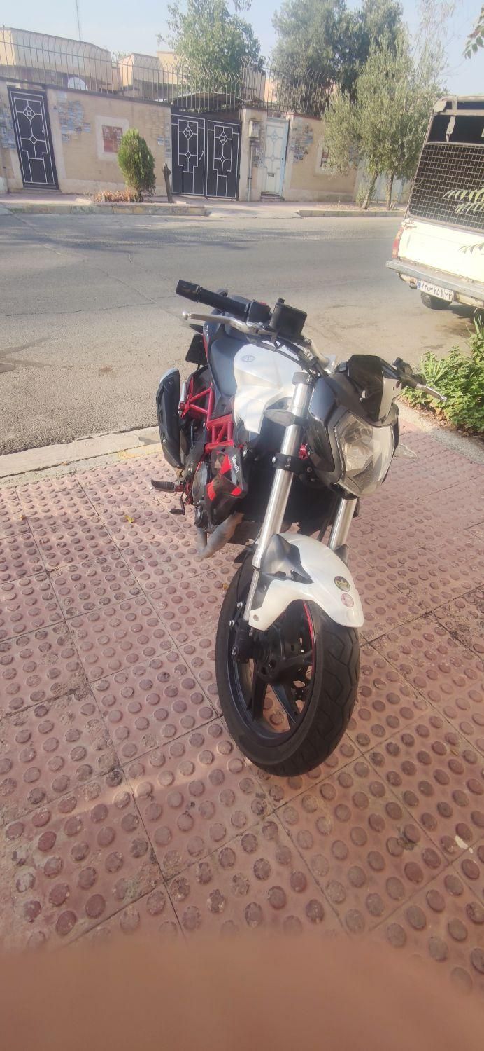 بنلی 250|موتورسیکلت|پرند, فاز ۲|دیوار