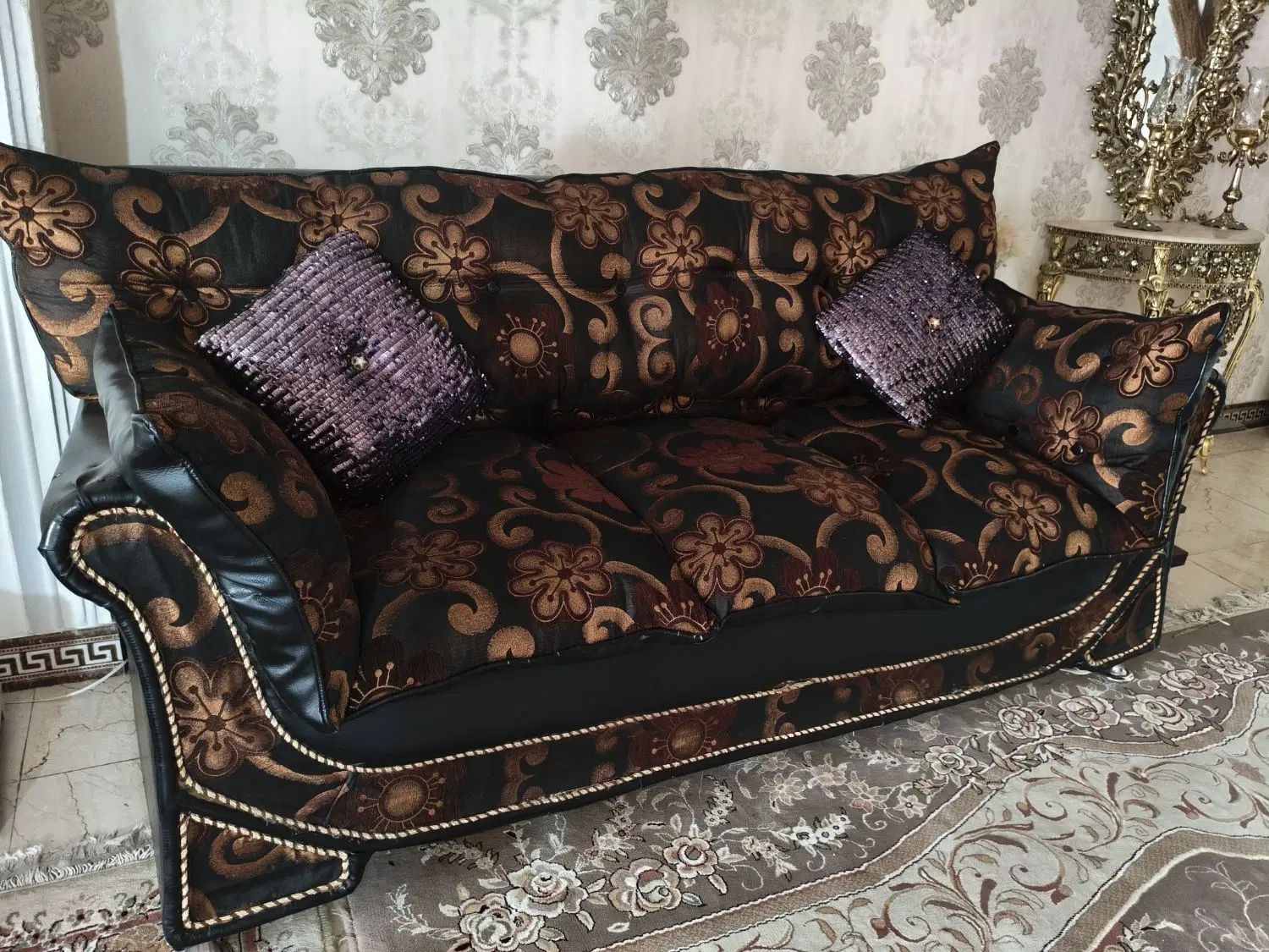 مبل ۶نفره همراه با دوعددکوسن ویک عدد میز عسلی۲تومن|مبلمان خانگی و میز عسلی|قدس, شهر‌قدس|دیوار
