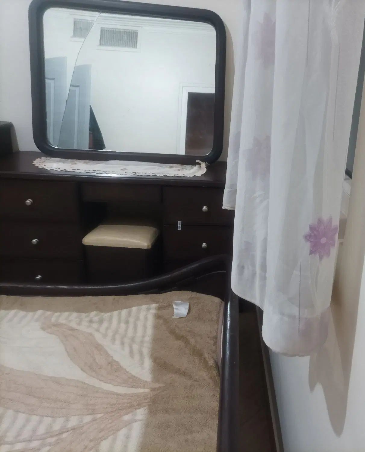 تخت دو نفره به همراه تشک و میز آرایش|تخت و سرویس خواب|تهران, شکوفه (عبدل آباد)|دیوار