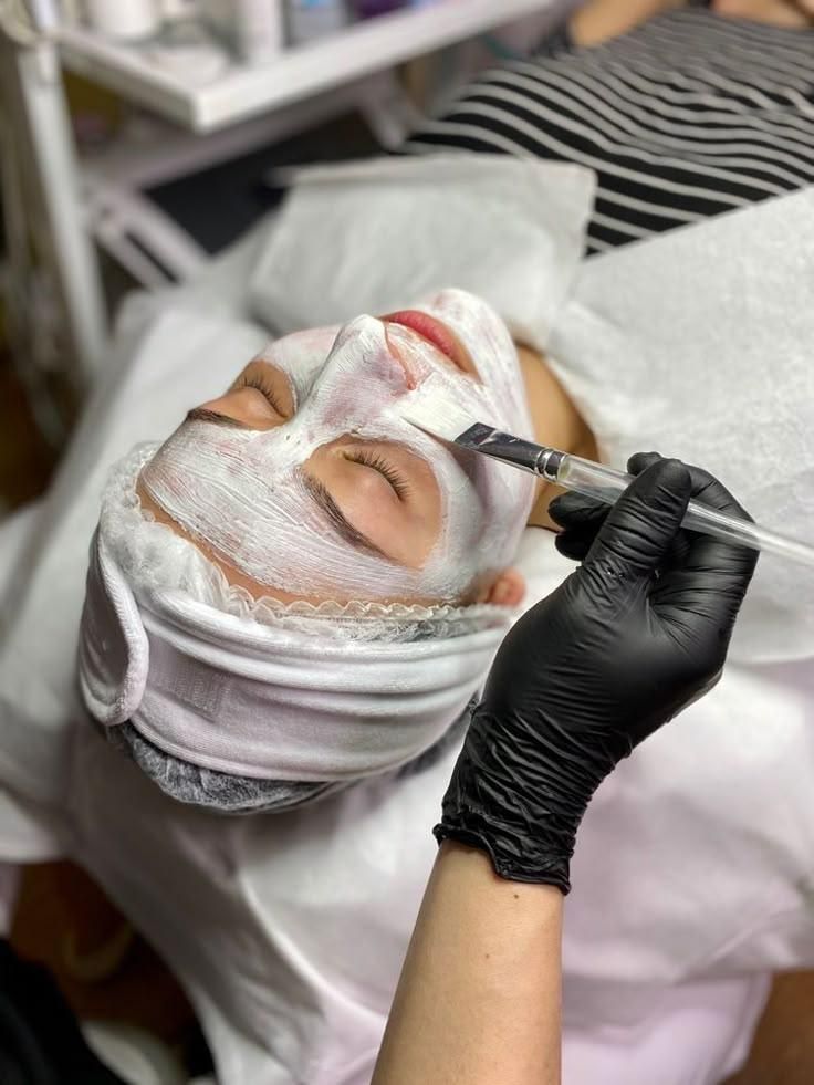 پاکسازی تخصصی پوست صورت لیفت و لمینت مژه و ابرو|خدمات آرایشگری و زیبایی|قشم, |دیوار