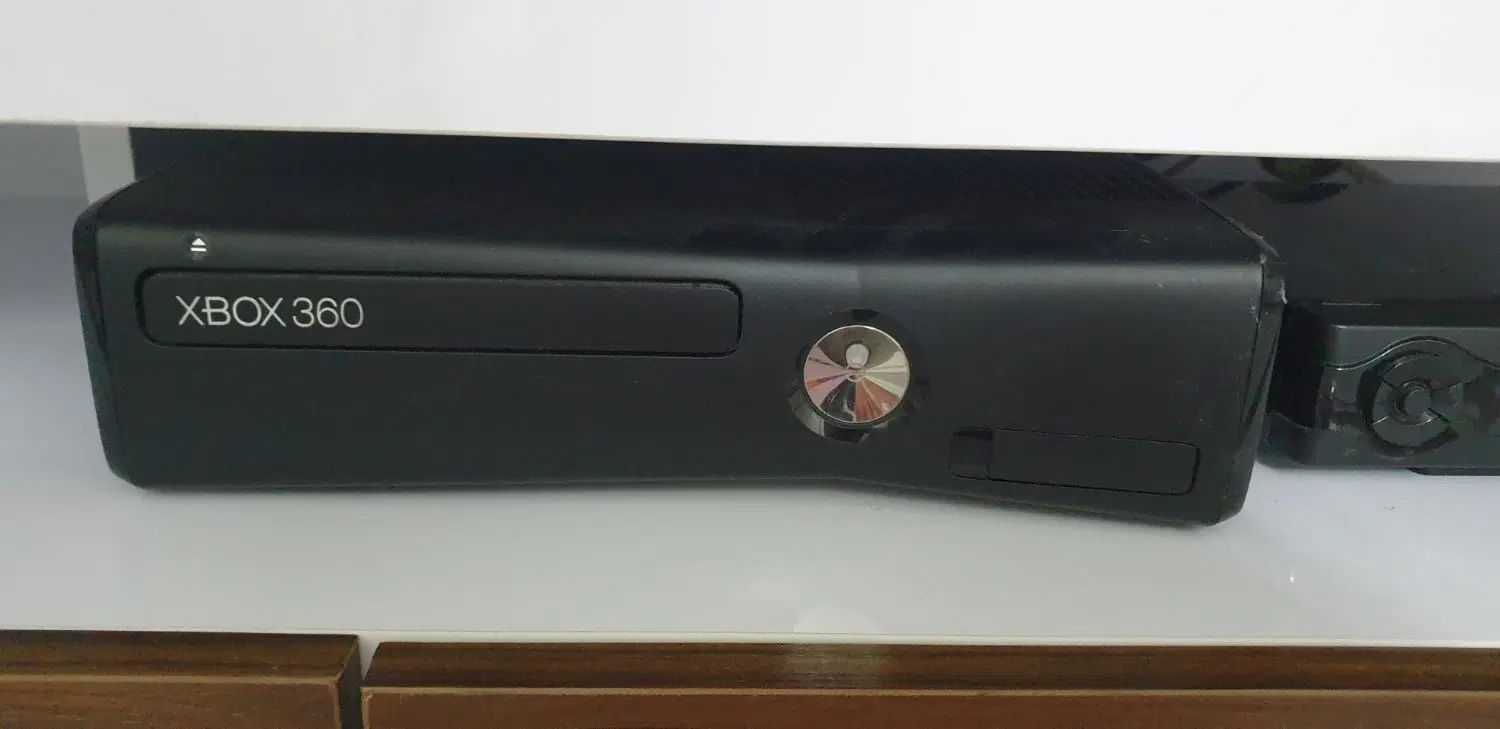 xbox 360  4gb کنسول بازی با ۲ دسته اصلی و بازی|کنسول، بازی ویدئویی و آنلاین|تهران, حبیب الله|دیوار