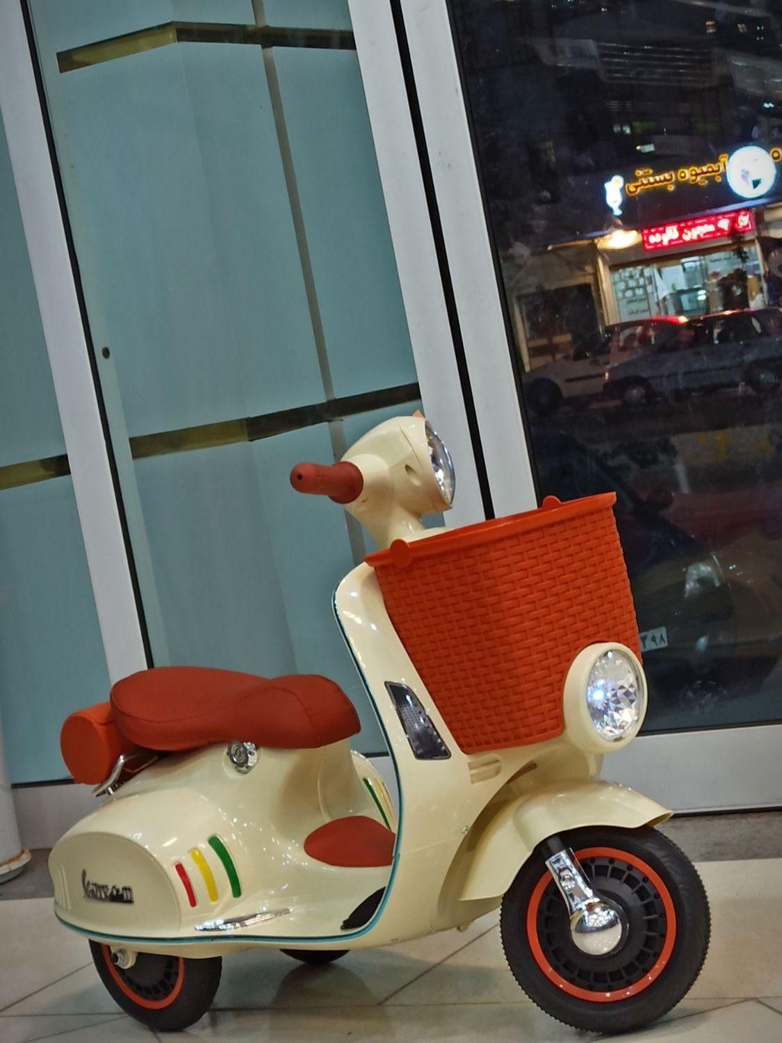 موتور شارژی وسپا سبد دار (اقساط)|اسباب‌بازی بچه|ایلام, |دیوار