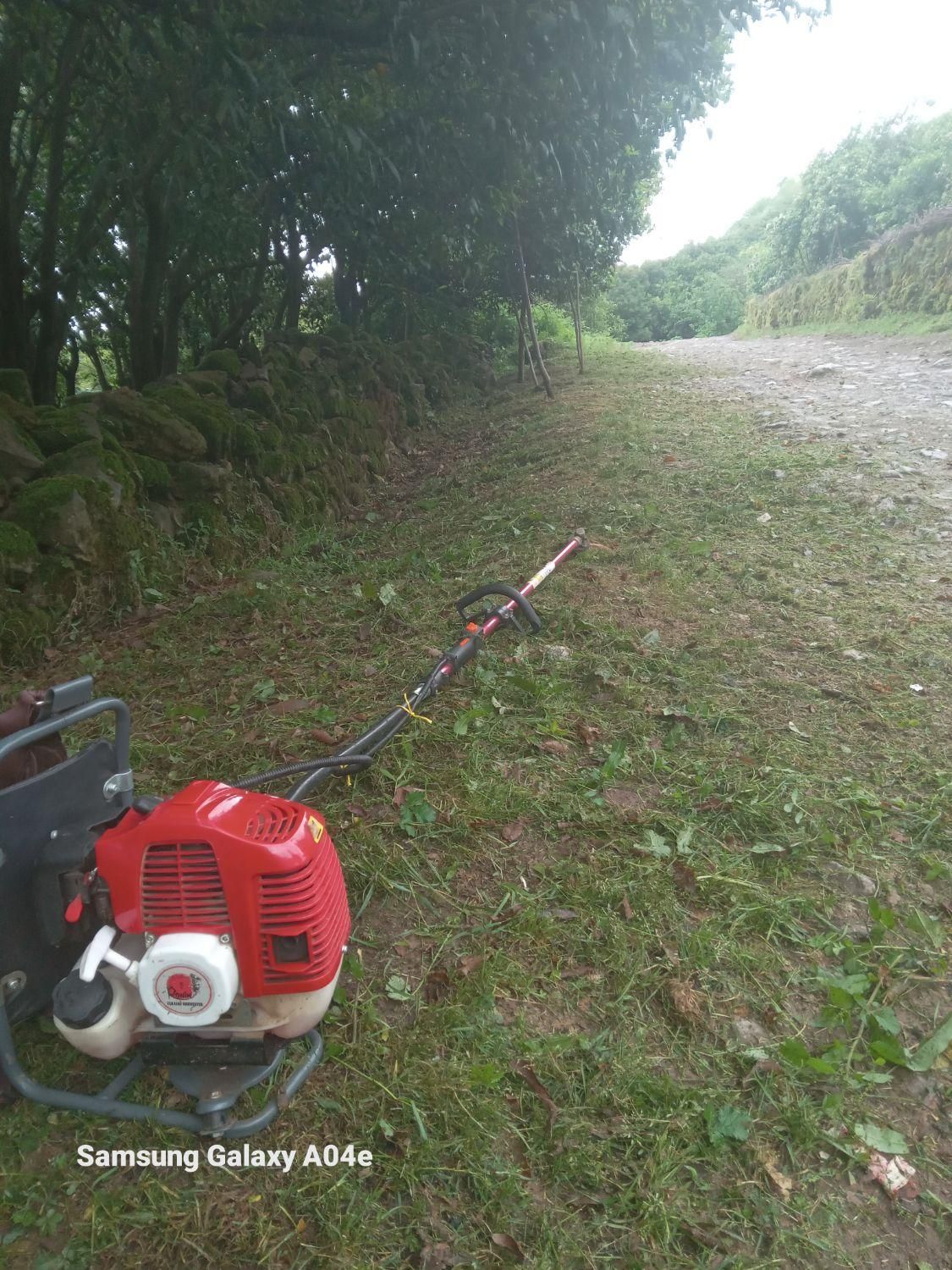 علف تراشی و سم پاشی باغ بادستگاه علف تراش وسم پاش|خدمات باغبانی و درختکاری|کلاچای, |دیوار