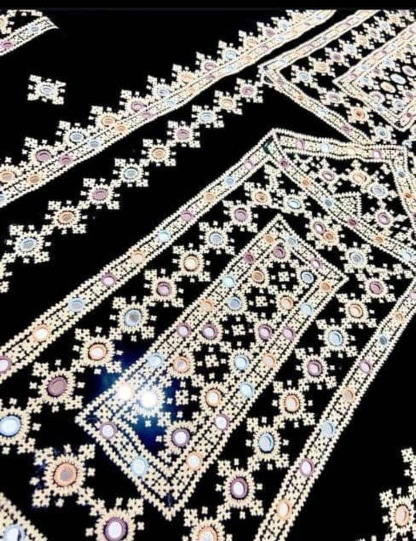 پریوال و اینه|لباس|خاش, |دیوار