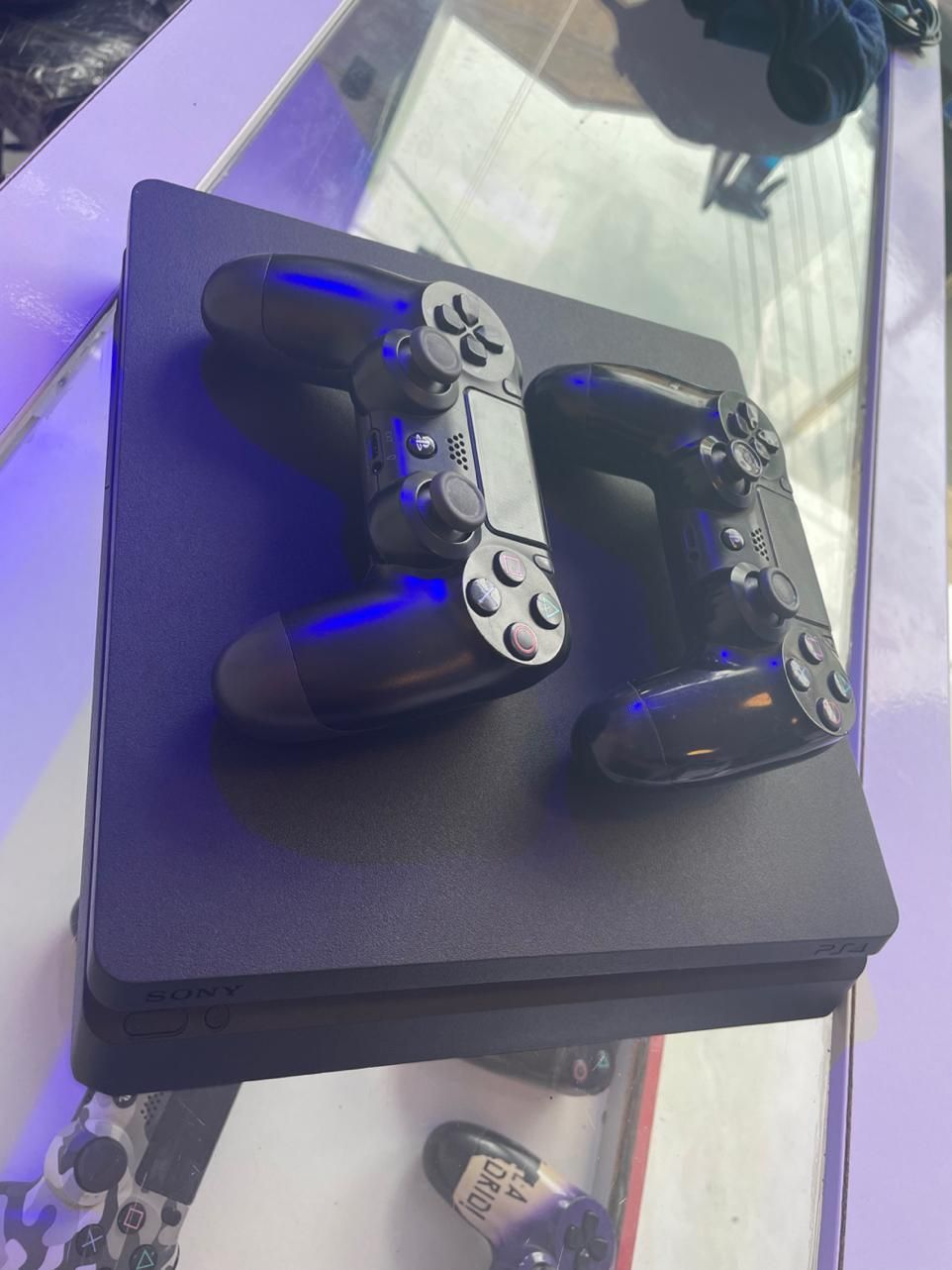 Playstation 4 slim با بازی دو دسته|کنسول، بازی ویدئویی و آنلاین|رشت, معلم|دیوار