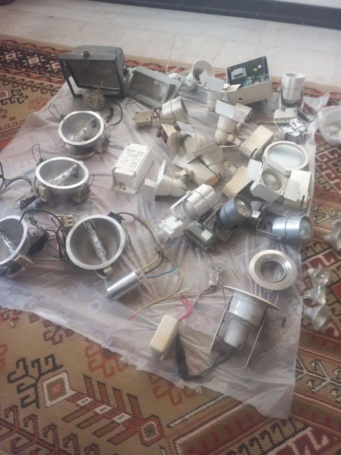 تعدادی لوازم روشنایی، شامل ترانس پرژکتور و...|لامپ و چراغ|تهران, فاطمی|دیوار