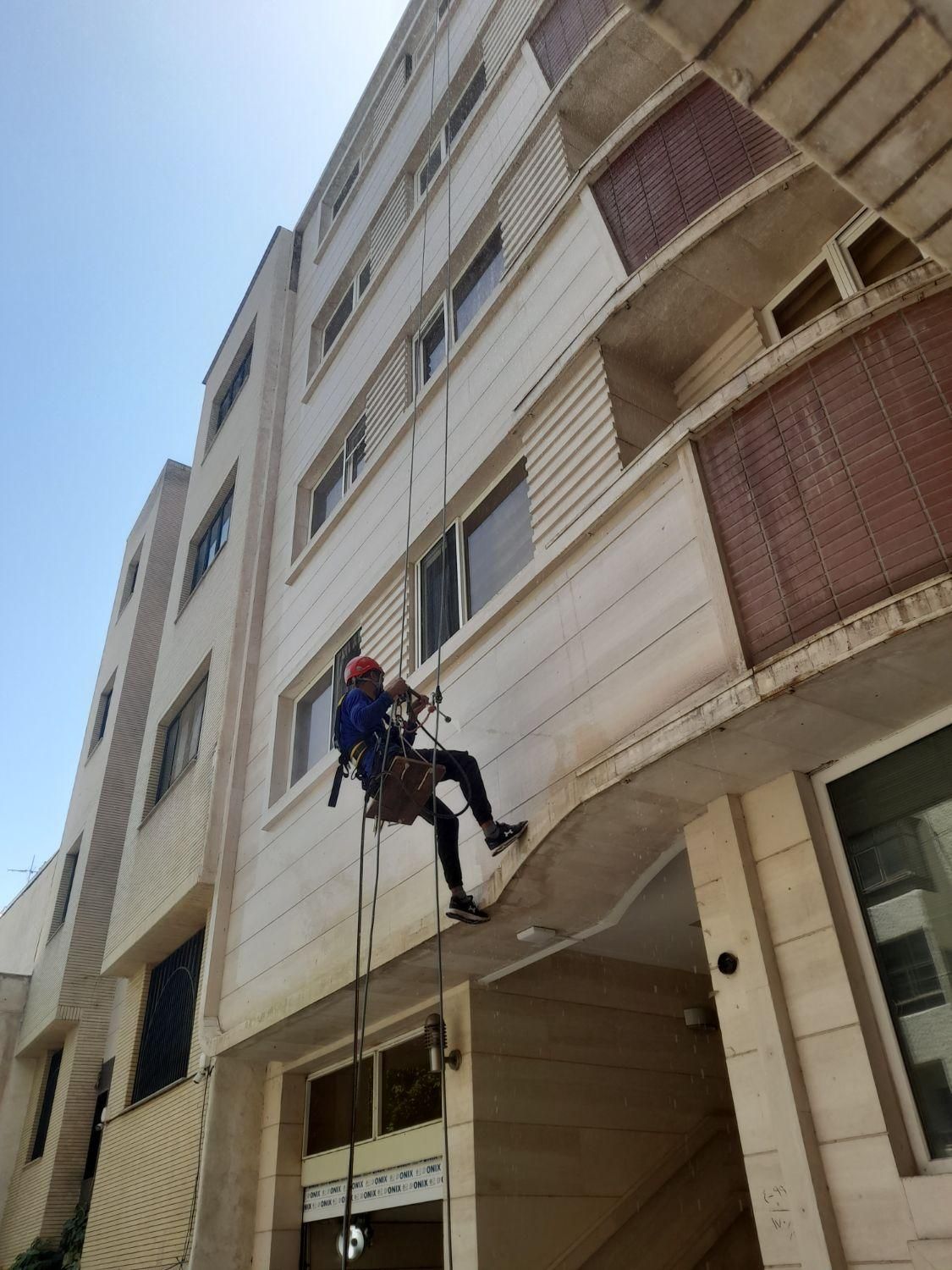 شستشو نما ساختمان شستشو شیشه با طناب|خدمات نظافت|شیراز, ابیوردی|دیوار