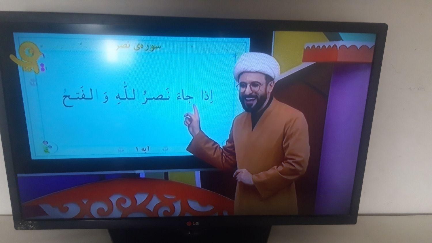 تلویزیون ال ای دی ۳۲ و میز تلویزیون|تلویزیون و پروژکتور|کاشان, میدان کهنه|دیوار
