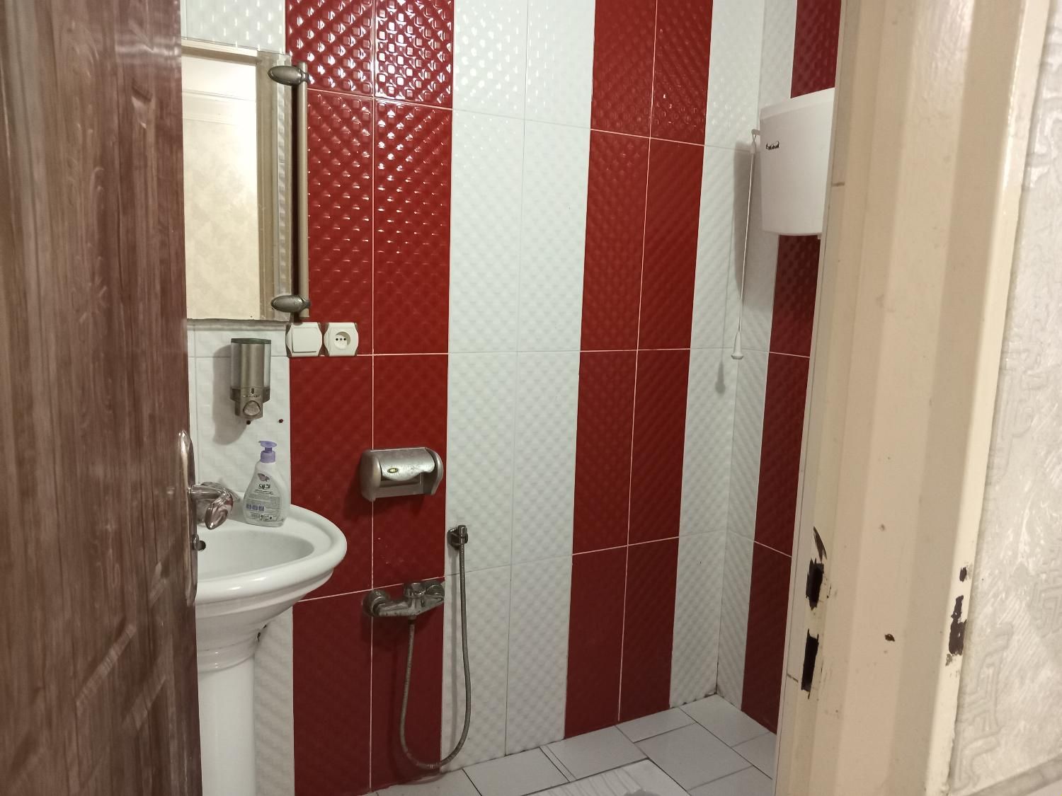 دوخوابه تر و تمیز ۹۰ متری. روزانه هفتگی ماهانه|اجارهٔ کوتاه‌مدت آپارتمان و سوئیت|کاشان, الغدیر|دیوار