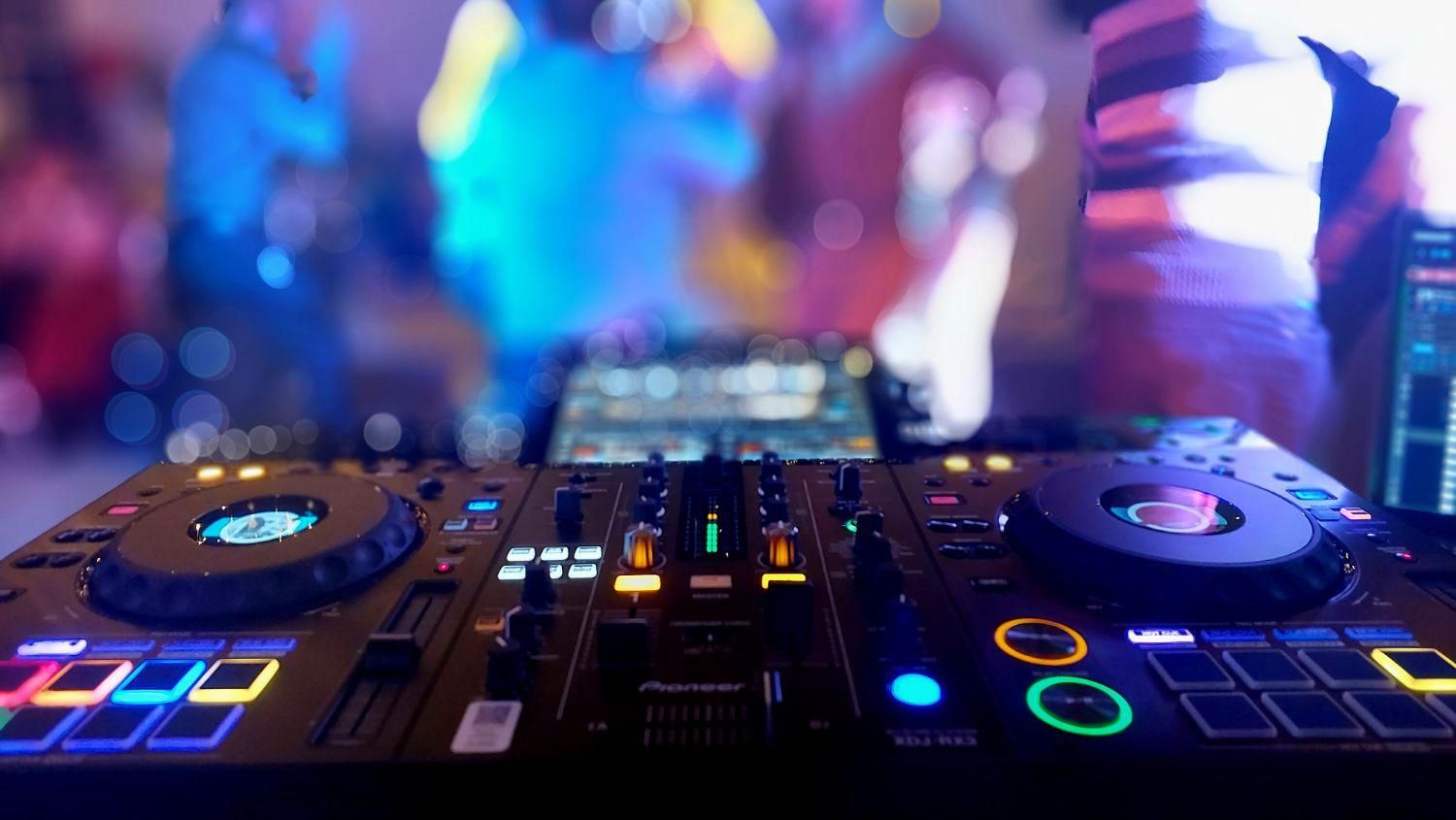 دیجی خانم همراه با سیستم صوت و نورپردازی|خدمات پذیرایی، مراسم|اصفهان, آبشار|دیوار