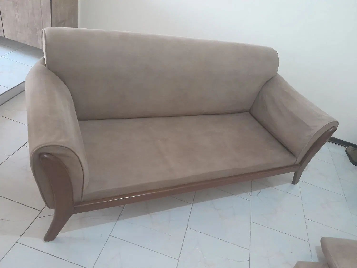 مبل ۳ نفره چوب گردو  همراه با پاف جلو مبلی و۳ کوسن|مبلمان خانگی و میز عسلی|اندیشه, اندیشه فاز ۱|دیوار