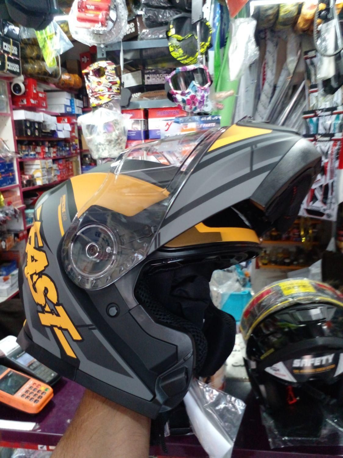 کلاه کاسکت|قطعات یدکی و لوازم جانبی|فردیس, منظریه|دیوار