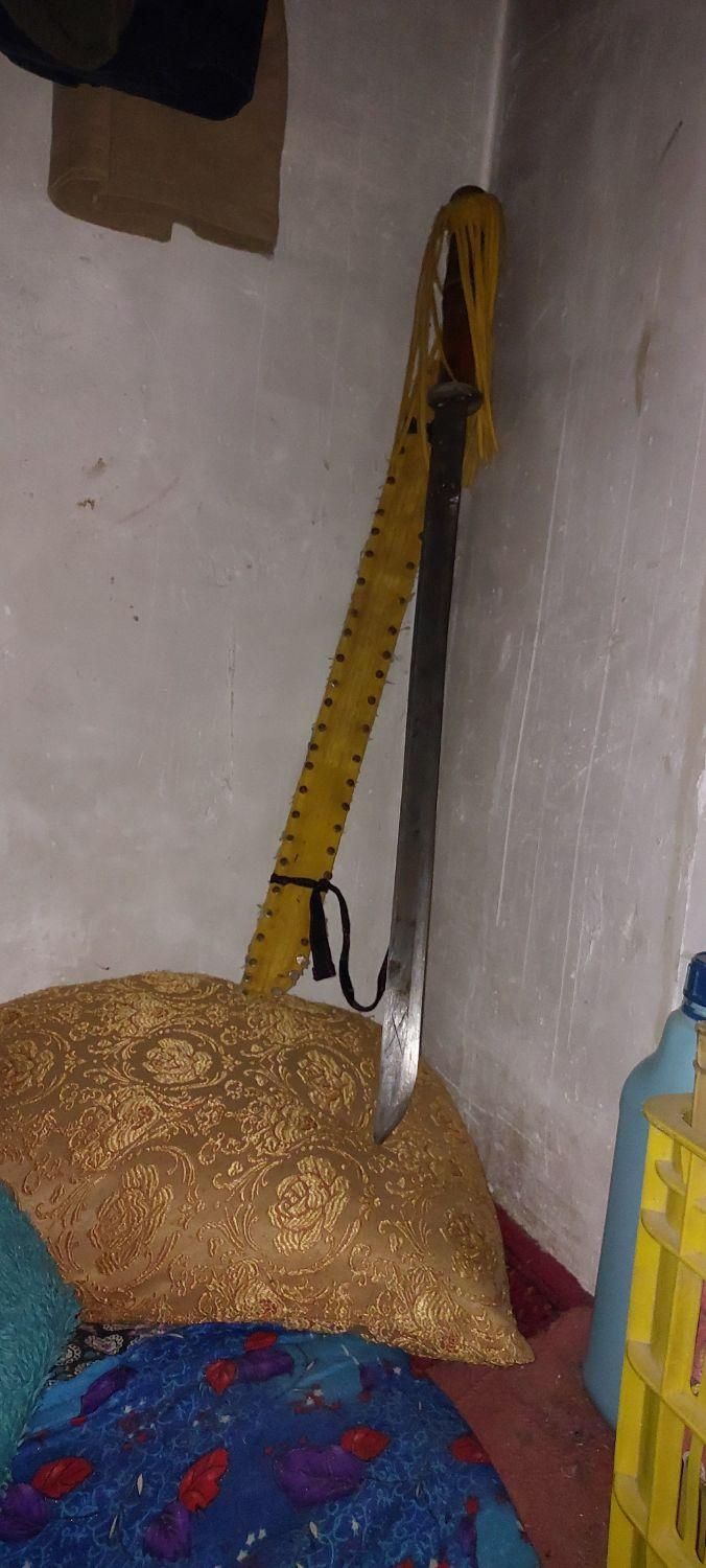 شمشیر سالم بدون زنگ زدگی و همراه رو پوش|کلکسیون اشیاء عتیقه|دلند, |دیوار