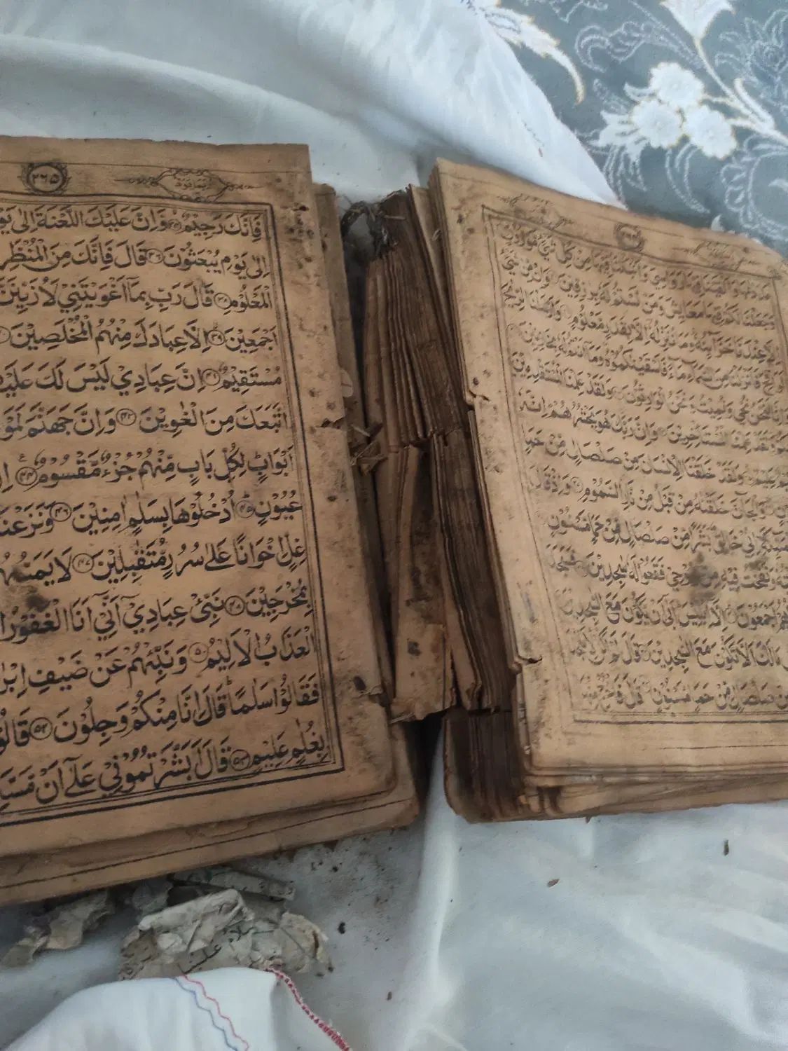 قرآن خطی قدیمی|کتاب و مجله مذهبی|مشهد, ایوان|دیوار