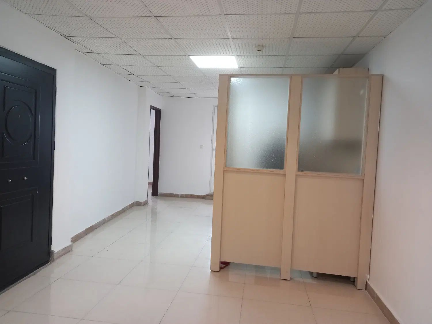 دفتر کار ضیابری بر اصلی|اجارهٔ دفتر کار، اتاق اداری، مطب|رشت, رودباری|دیوار