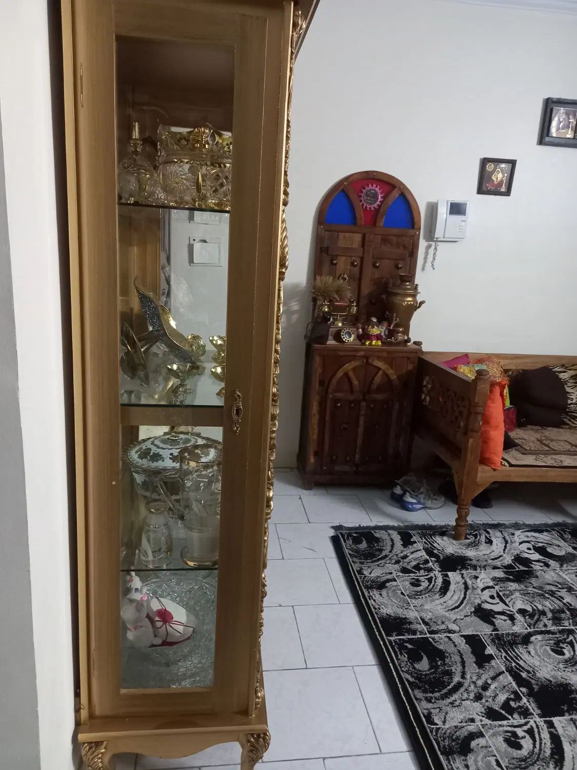 بوفه چوبی طلایی رنگ تاج دار|بوفه، ویترین، کنسول|تهران, شهرک دریا|دیوار