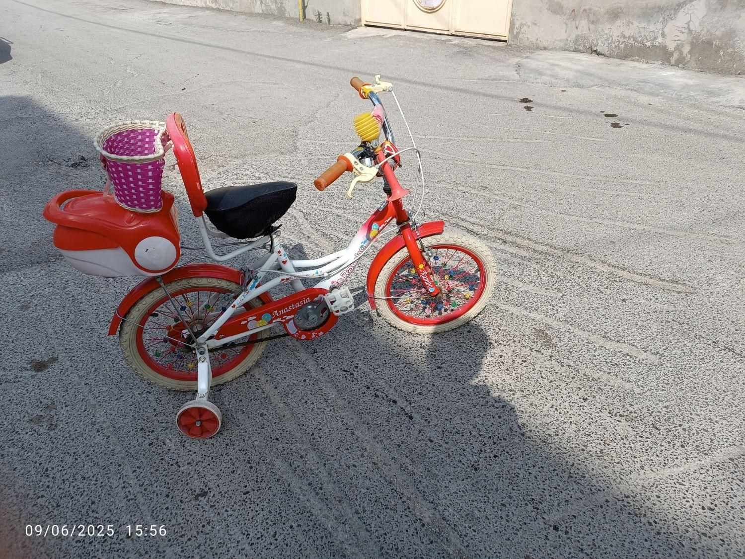 دوچرخه|دوچرخه، اسکیت، اسکوتر|ایوان, |دیوار