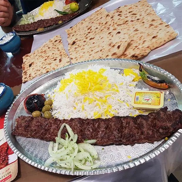 نیازمند آشپز/کمک آشپز/کبابپز و شاطر سنگک پاره وقت|استخدام خدمات فروشگاه و رستوران|همدان, |دیوار